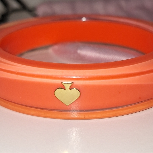 NWOT Kate Spade Coral Lucite Bangle w/ Gold Tone Spade Logo Charm - Picture 2 of 3